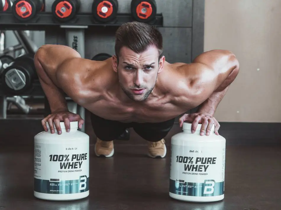 Boire des shakes protéinés