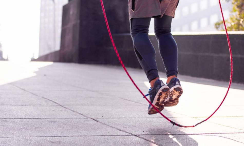 Pensez également à pratiquer la course à pied, le vélo ou la corde à sauter afin d'éliminer le plus de calories possibles.
